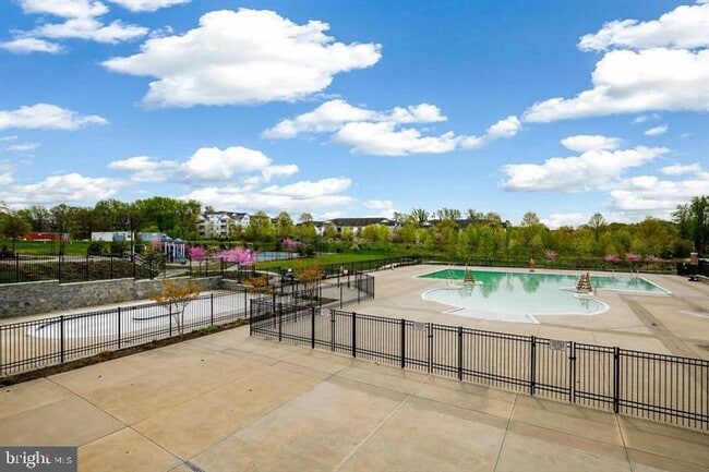 Building Photo - 722 Crown Park Ave