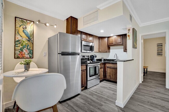 Building Photo - 417 NE 17th Ave