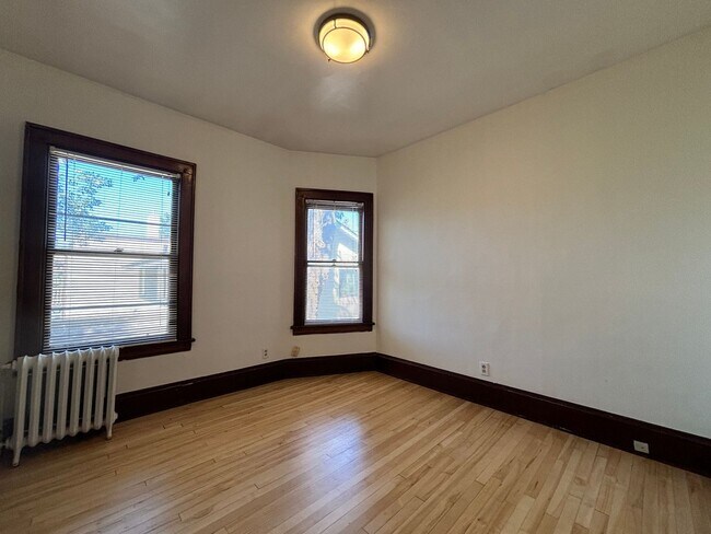 Building Photo - 614 5th St NE
