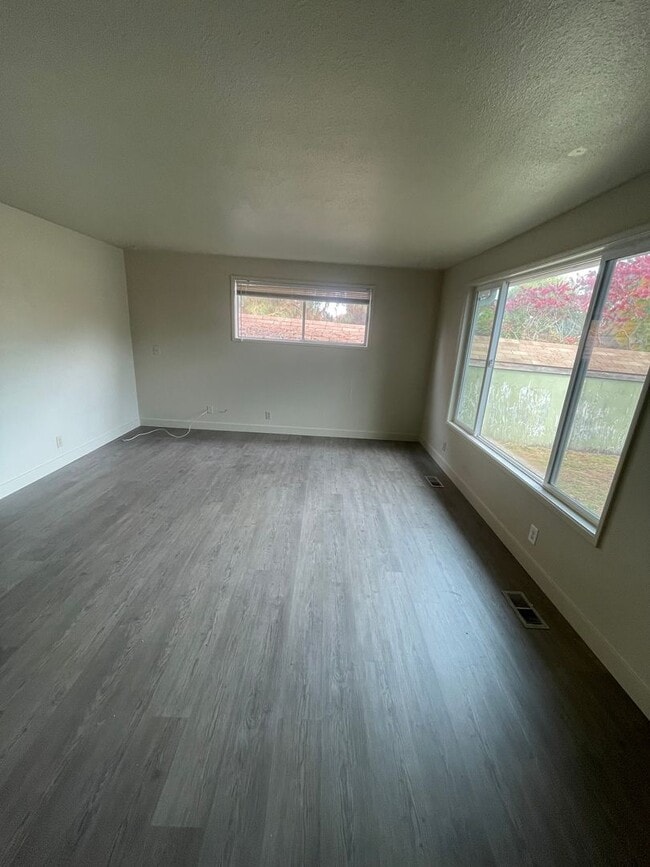 Building Photo - 2 Bedroom in Albany!