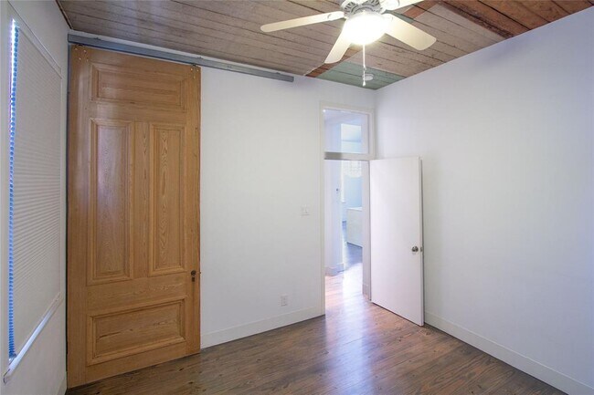 Building Photo - 716 Sabine St