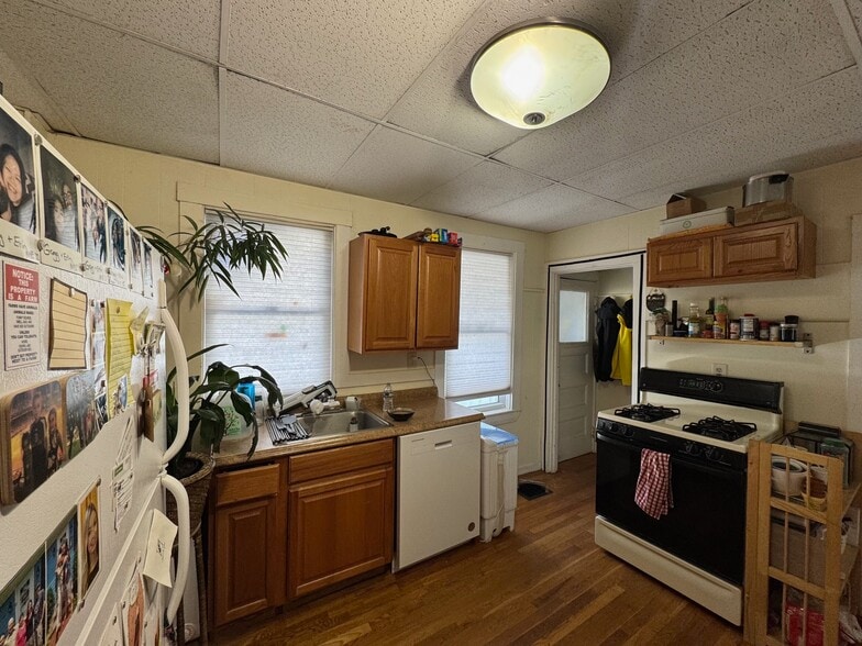 Building Photo - 197R Elm St