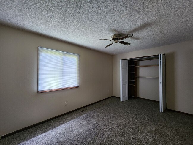 Building Photo - Beautiful 4 Bedroom Home on Cul Du Sac Wit...