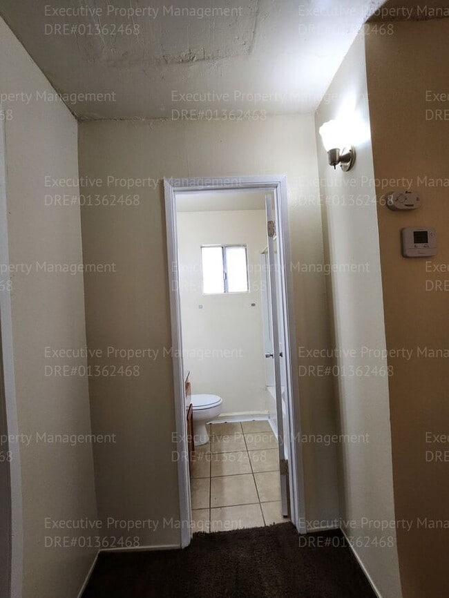 Building Photo - Townhouse unit. 2 bedrooms 1.5 bath call o...