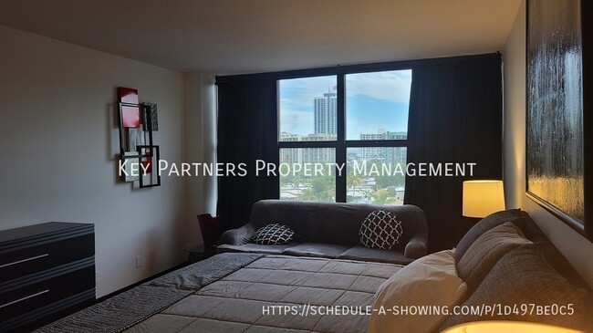 Building Photo - 2500 Parkview Dr
