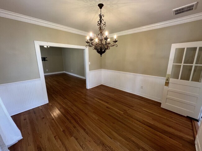Building Photo - Vintage 3 Bedroom Home in historic University Gardens near LSU Lakes!