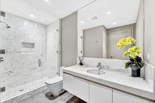 Building Photo - 17901 Collins Ave