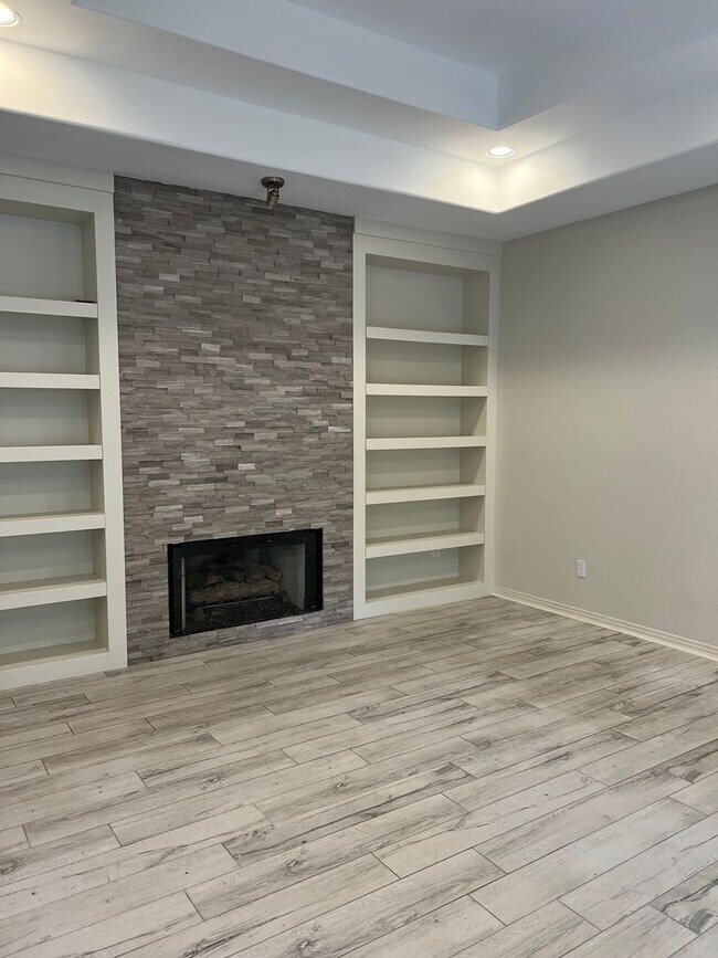 Building Photo - Large Home In and Established Neighborhood...