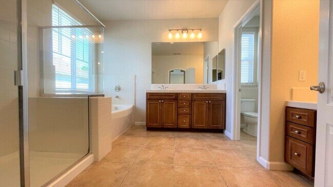 Building Photo - Concord Beautiful 4 bedroom 2.5 bathroom h...