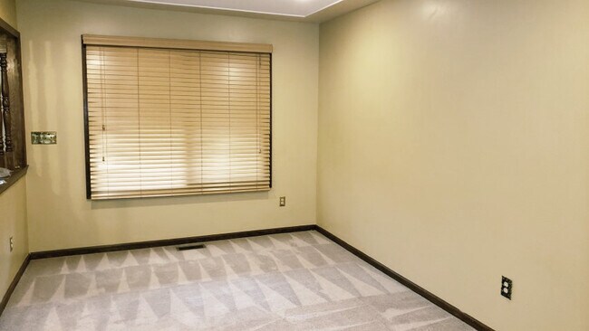Building Photo - 2952 Sylvan Dr