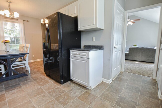 Building Photo - Pet Friendly Three Bedroom!