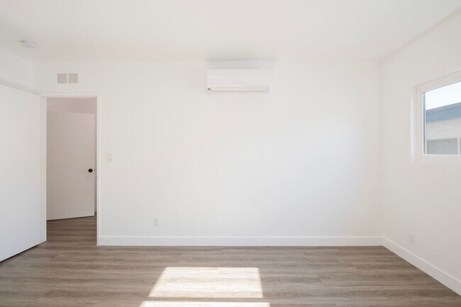 Building Photo - Newly Remodeled Top Floor 1 Bed / 1 Bath Apartment in Prime West Hollywood