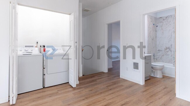 Building Photo - 307 E Thorn St