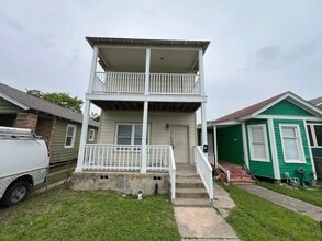 Building Photo - 4 bedroom 2 and a half bathroom single fam...