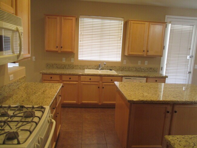 Building Photo - Beautiful Gilbert Home w/2 Master Bedrooms...