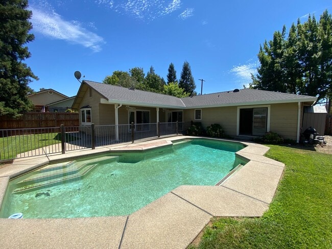 Building Photo - Beautiful Home with a Pool
