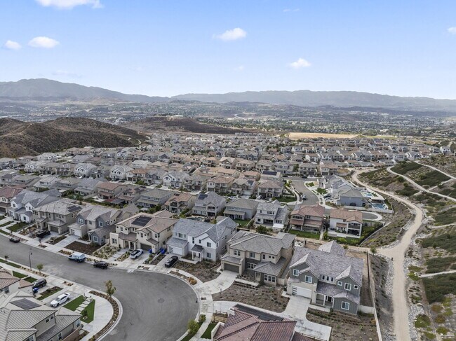 Building Photo - "Spacious Santa Clarita Sanctuary: 4-Bedro...