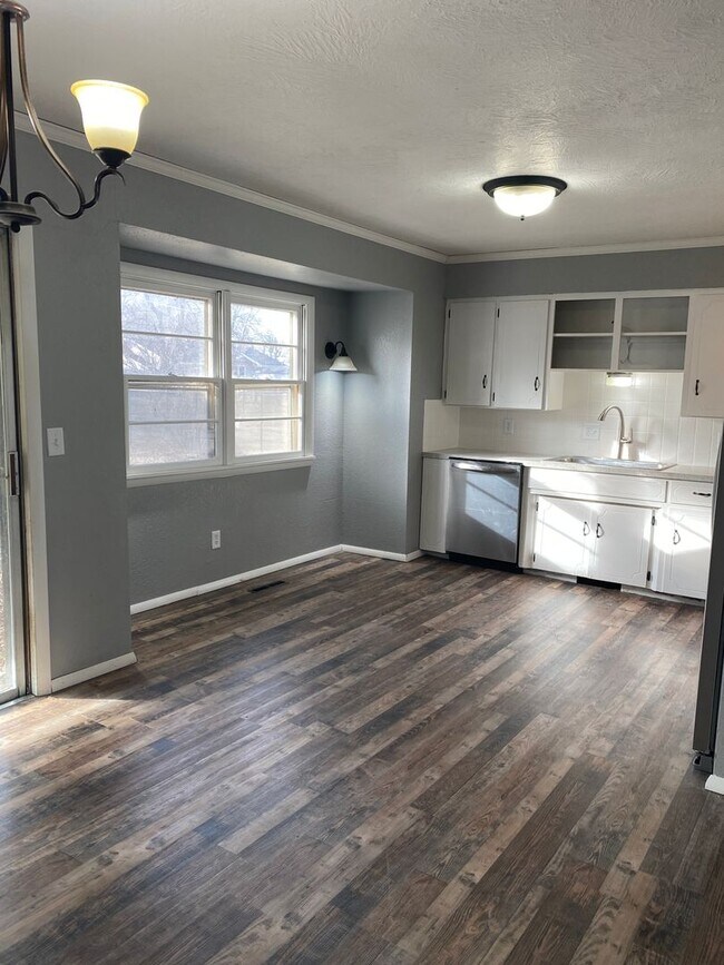 Building Photo - 3 bedroom/1.5 bathroom house/2 car garage