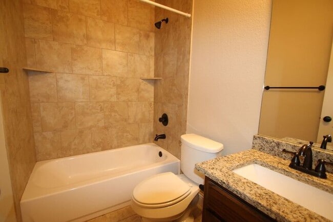 Building Photo - Picture PERFECT 3/2 Duplex Home Coming Soo...