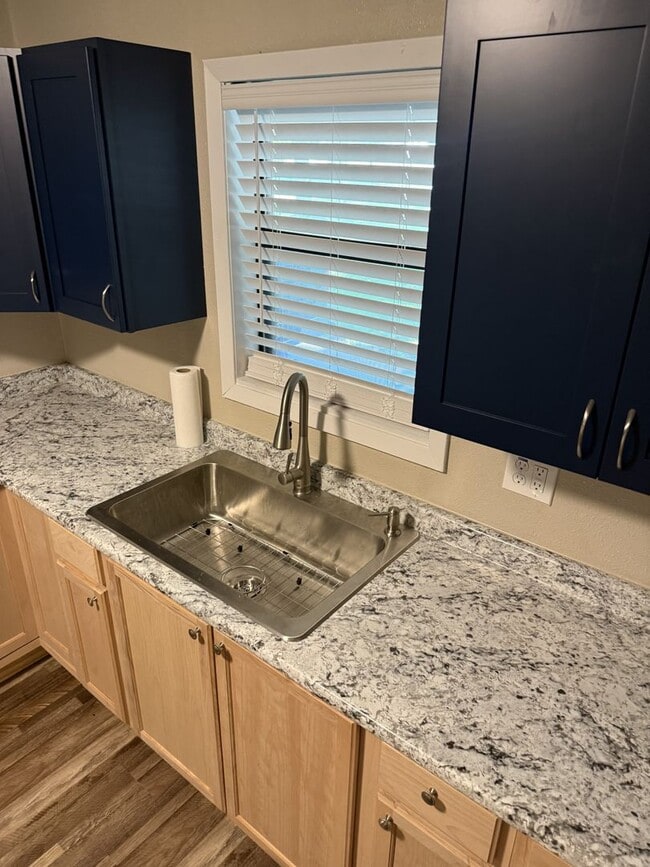 Building Photo - 2/2 Brick Home in Cave City!