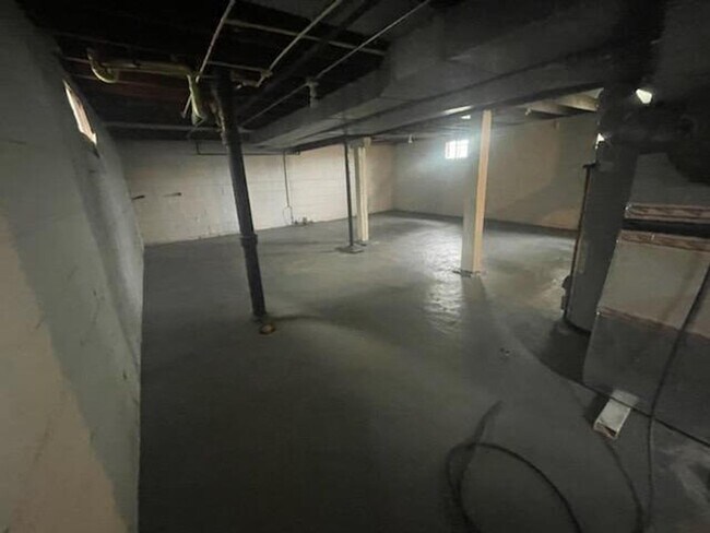 Building Photo - Spacious 3 bed/1.5 Bedroom House Close to ...