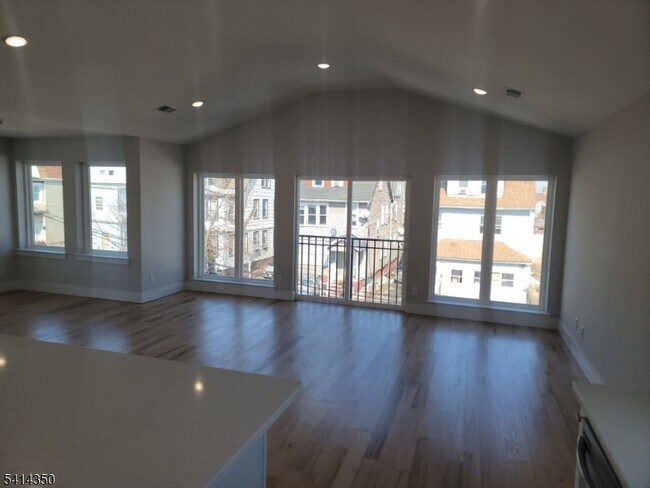 Building Photo - 118 Shephard Ave