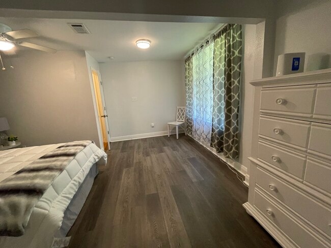 Building Photo - 1000 Dunbar Ave