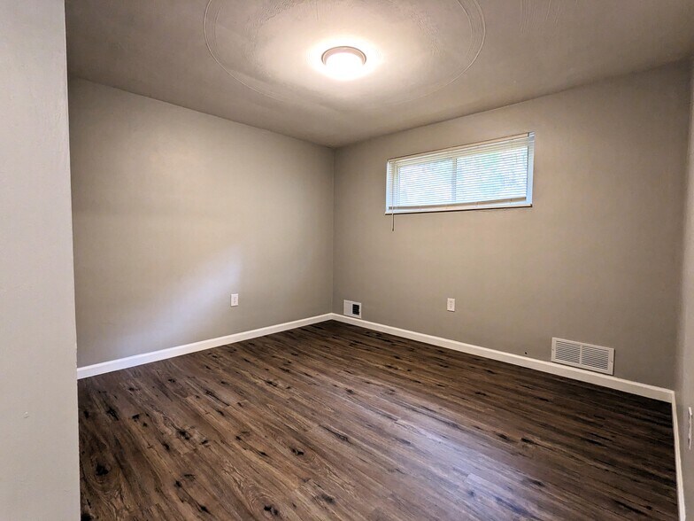 Bedroom 1 - 164 Pointview Rd