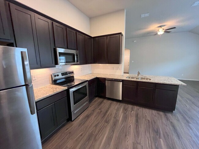 Building Photo - Available NOW, No Carpet, Ceiling Fans, La...