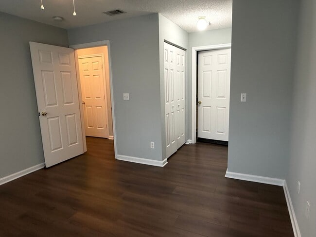 Building Photo - Beautifully renovated 3-bedroom, 2-bath condo located in Estates at Westbury