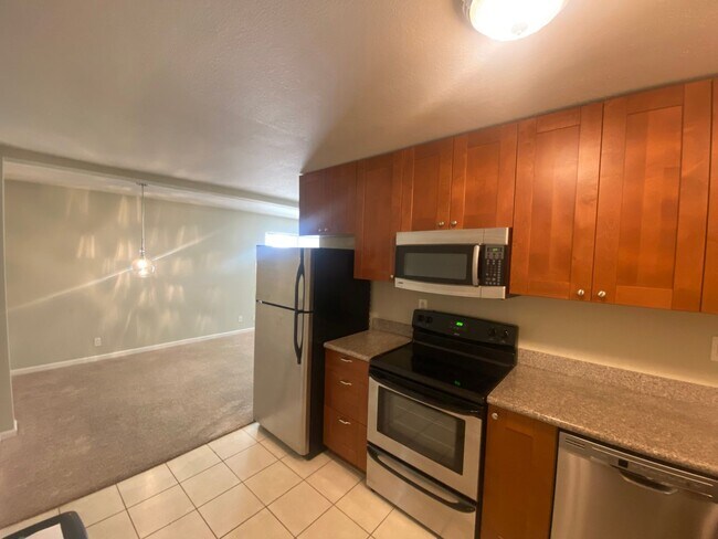 Building Photo - Light and Bright Monterey Condo!