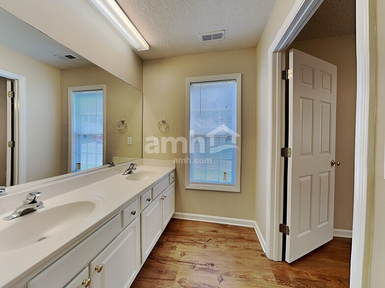 Building Photo - 160 Charlotte Ct