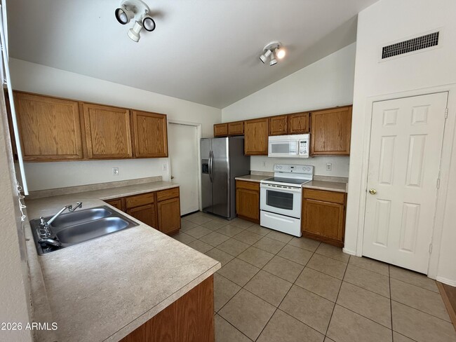 Building Photo - 505 W Sereno Dr
