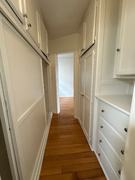 Building Photo - 1737 N Sycamore Ave