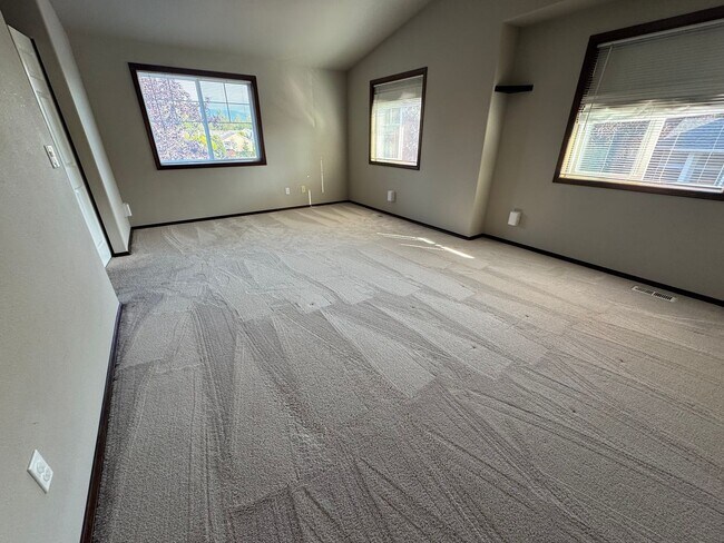 Building Photo - 3 Bed, 2.5 Bath PLUS Bonus Room