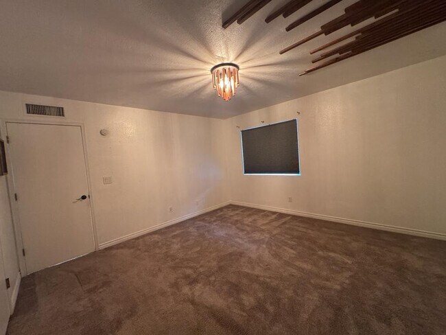 Building Photo - 1016 E Cottonwood Dr