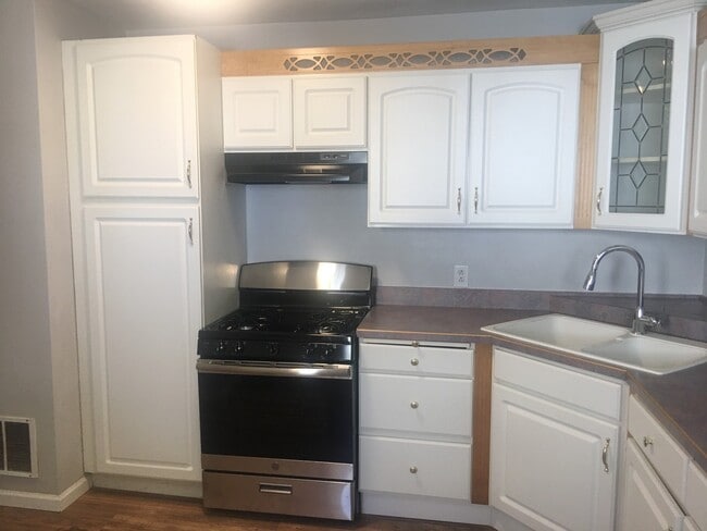 Building Photo - Updated and rent ready...450 Hamilton, Woo...