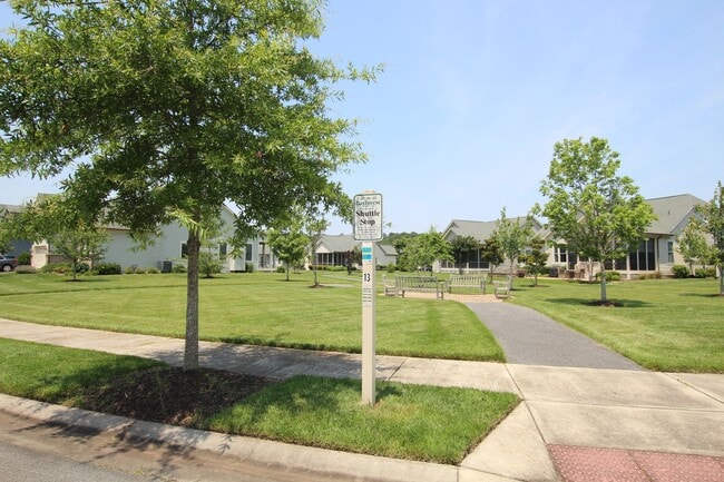 Building Photo - Beautiful Furnished Home Close to Bethany ...