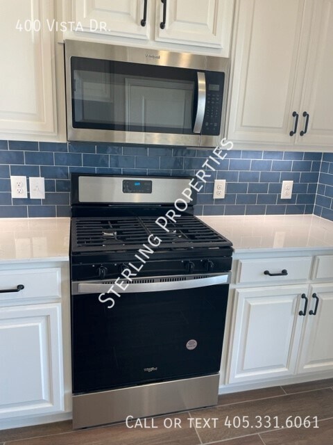 Building Photo - 400 Vista Dr