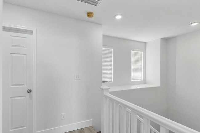 Building Photo - WONDERFUL 3 BEDROOM HOME AT END OF CUL-DE-...