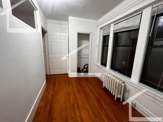 Building Photo - 448 Park Dr