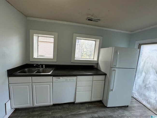 Building Photo - 1502 16th Ave S