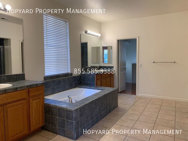 Building Photo - 933 Desmet Dr