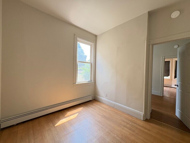 148 Broadway Ave 1R - 146 Broadway
