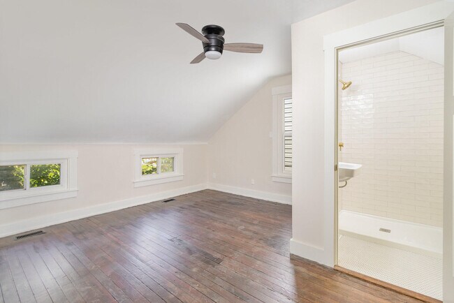 Building Photo - 214 W 9th St