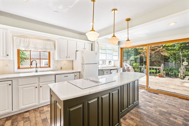 Building Photo - Charming 3 Bedroom, 2 Bath Home with Abundant Space & Natural Light