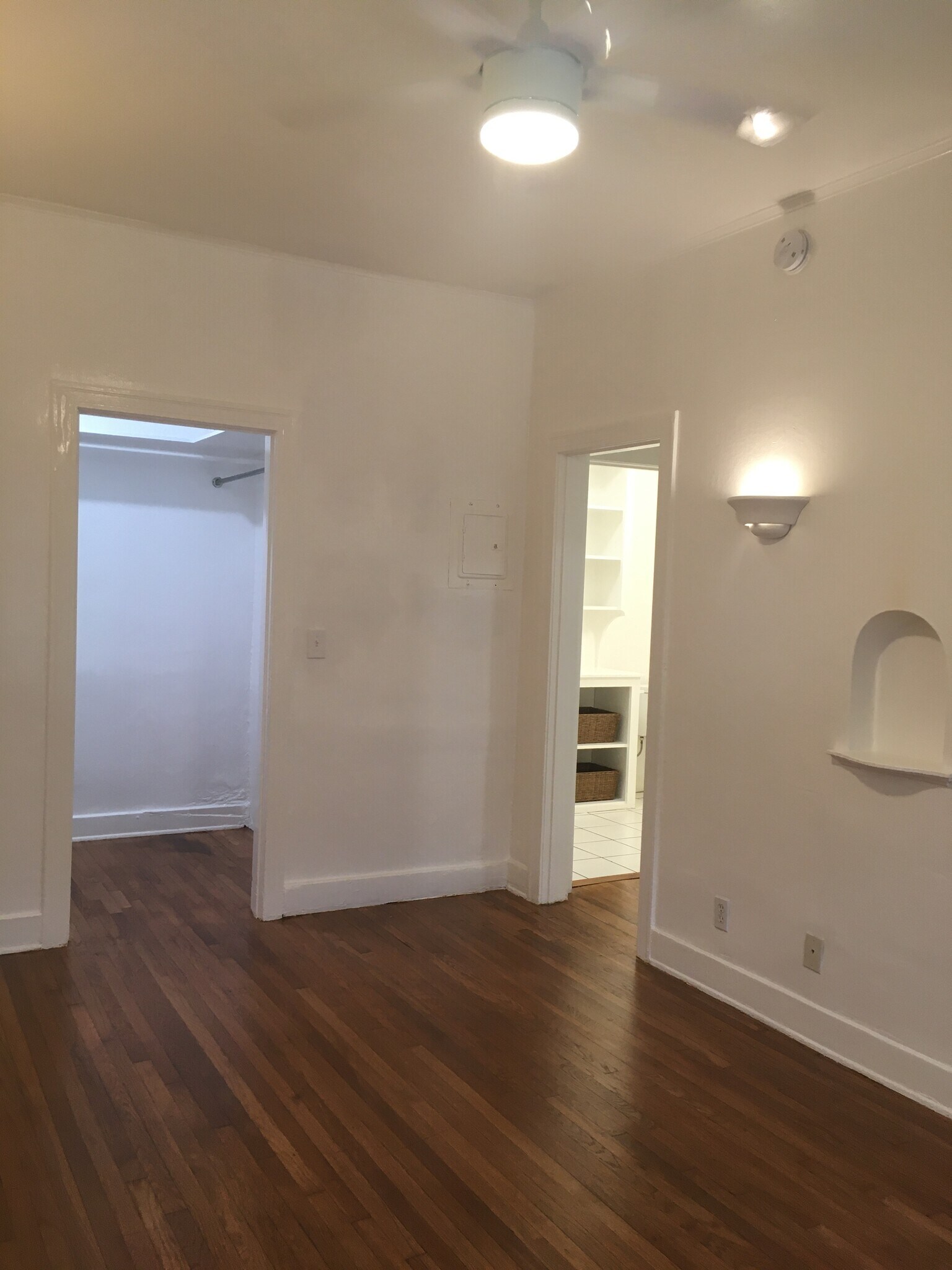 Building Photo - 2035 N Vista del Mar Ave