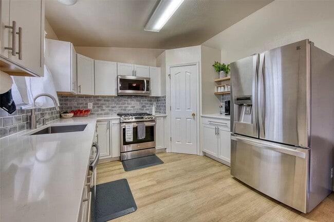 Building Photo - Spacious 4 bed/ 3 bath Hamilton Home