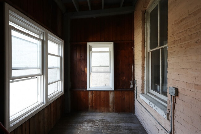 Building Photo - 833 N Winchester Ave