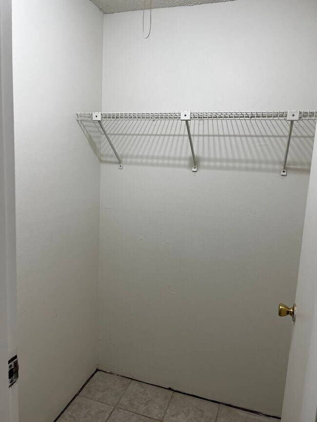 Building Photo - Location, location, location! 875 SF Unit-...